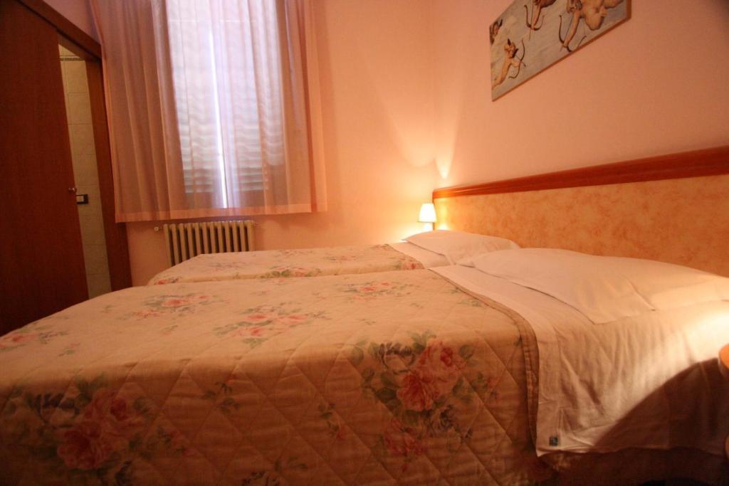 Hotel Venezia Монтекатини-Терме Номер фото